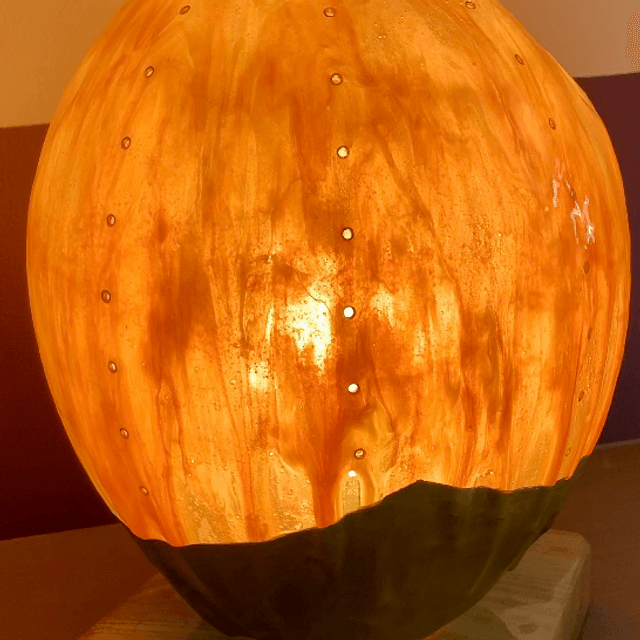Lampe d’ambiance en résine et bois de hêtre  